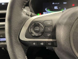 ステアリングスイッチ付きで、運転中に視線を前に向けたまま操作できます。