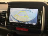 リバースギアに入れるだけで後方の表示へ切り替わります。夜間や雨の日の駐車も楽になりますよ。