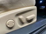 【パワーシート】電動でシートポジションの変更が可能です。手動式より細かくシート設定が可能ですのでより快適な姿勢でドライブを楽しんで頂けるでしょう。