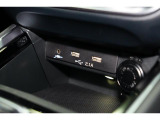 小物の収納に便利なセンタートレイには携帯等のデバイスの充電可能なUSB出力電源付です。