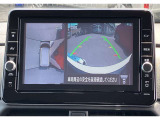 アラウンドビューモニターです。4つのカメラからの映像を合成・処理することで空から見下ろすような視点で周囲を確認でき、駐車時のクルマの位置確認がスムーズになります。