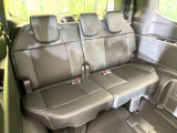 床下収納式のサードシートです。座席部分をコンパクトに収納でき、広大な荷室スペースとしてお使いいただけます!乗車人数や荷物の量など利用シーンに合わせて3列目を有効活用でき、とっても便利♪