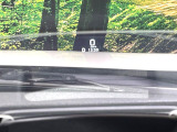 【カラーヘッドアップディスプレイ】現在の速度や走行情報をデジタル表示で運転席前方のガラスに投影!カラー付きで視認性も高く、運転中目線をずらさず必要な情報を確認できるのでとっても便利で安心!