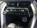 左右独立温度コントロールフルオートエアコンです。運転席、助手席それぞれで独立して温度設定ができます。冷え性の方が乗っても安心ですね♪
