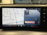 BMWのナビゲーションは操作性も良く、詳細な地図情報と交通状況を見やすく表示し、快適なドライビングをサポートしながら目的地までナビゲートします。