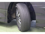 タイヤサイズ 195/65R15。スポーティでスタイリッシュなデザインの純正アルミホイールを装着しています。