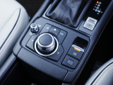 マツダコネクトを操作するコマンダーコントロールです。運転中に自然と手の触れる位置に配置されています。
