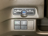 ハンドルの左下にETCとHondaセンシング用の、VSA(ABS+TCS+横滑り抑制)解除スイッチなどがついています。高速道路の料金所の通過も楽々です。 カードの取り出しもしやすい場所についています。