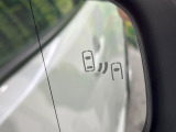 【ブラインドスポットモニター】走行中、ドアミラーの死角になりやすい箇所に後続車が接近するとサイドミラーのレンズに警告を表示!ドライバーに注意喚起をしてくれます。