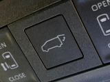 【パワーバックドア】スマートキーや運転席のボタンを押すだけでリアゲートが自動で開閉します!荷物を持っている時や、高い位置にあるバックドアを閉める際に便利な機能です♪