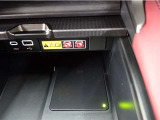 ワイヤレス充電機能で接続の手間いらず。スマートフォンなどをワイヤレスで充電可能です。