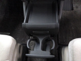 運転席からも助手席からも使いやすい位置に引き出し式ドリンクホルダーとスマホなどを置けるトレイを配置。