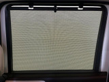 【ロールシェード】日差しや車外からの光が眩しいときにサッと引き出して使える、ロール格納タイプのサンシェードを装備。後席に乗ったお子様がウトウトしだした時など、ぜひご活用ください♪
