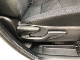 運転席シート座面は上下アジャスター付きです。お好みの位置に調整可能です。