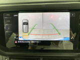 ギアをリバースに入れると車両後方の映像を映し出します。画面にはガイドラインが表示され、車庫入れや縦列駐車などの際に安全確認をサポートします。