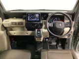 車内は光触媒抗菌消臭施工済です。インパネ周りはスタイリッシュなデザインで機能や装備も充実しています。グローブボックスやカップホルダーのほかにトレーなどたくさんの収納スペースが付いています。
