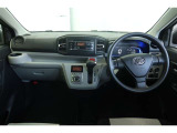 【まるまるクリーニング】内装工程では、中古車を気持ちよくお乗りいただけるよう清掃しております。シートの洗浄はもちろん、ニオイの元となるフロアカーペットまで洗浄・消臭を実施。