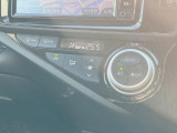 【オートエアコン】一度お好みの温度に設定すれば、車内の温度を検知し風量や温度を自動で調整。暑い&hellip;寒い&hellip;と何度もスイッチ操作をする必要はありません。快適な車内空間には必須の機能ですね♪