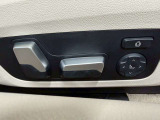【パワーシート】電動でシートポジションの変更が可能です。手動式より細かくシート設定が可能ですのでより快適な姿勢でドライブを楽しんで頂けるでしょう。