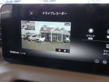 前後セットのドライブレコーダー搭載!前方、後方を同時に走行中の映像を鮮明に録画できます。前後車両のナンバーもくっきり見えるので、あおり運転や事故などの万一の際に役に立ちます。ナビにも映像を映せます。