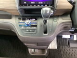 足元スッキリ、インパネシフトです。パーキングブレーキはフットブレーキタイプなので、運転席と助手席の間がスッキリしています。