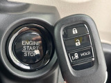 【Hondaスマートキー】カバンやポケットに入れたままでもドアの施錠・解錠が可能なスマートキーを装備。エンジンのオン・オフ時もカギを取り出す必要が無いからとっても便利です♪