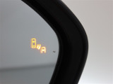 隣車線を走る車両をレーダーで検知し、ドアミラーでは確認しにくい後側方エリアに存在する車両に加え、急接近してくる車両も検知します。車両を検知するとドアミラーに搭載されたLEDインジケーターが点灯します。