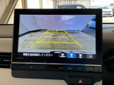 【バックカメラ】運転が苦手な方も車庫入れラクラクです!ギアをリバースに入れれば自動的に切り換わりますので、面倒な操作は不要です♪狭い駐車場もお車を傷つけず安心ですね!
