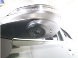 助手席側で見えにくい左前方の映像を、車内のマルチファンクションディスプレイに映し出します。前方への駐車や左寄せ、狭い道でのすれ違いなど、さまざまなシーンで安心して運転できる便利な機能です。