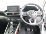 ハンドル周りです。運転している間、長く触れているものだから手に馴染むハンドルがいいですよね♪握ると欲しくなっちゃいますよ。