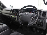 運転席周りに黒木目マホガニー調加飾やダークシルバー加飾を施し、高級感のあるインテリアデザインが採用されています。