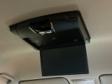 リア席モニターを装着しています♪TVの映像やDVDなど、子供も大人も楽しめる車内になります!大画面でロングドライブをお楽しみください♪
