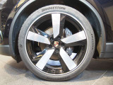フロント:9.0 J x 22 ET 29 + 255/40 R22