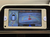 真上から見下ろしたような視点で車とその周囲を確認出来る画面と、車両後方を映し出すバックモニター画面の2つを表示してくれます。