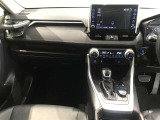 スタイリッシュなデザインのインパネ。各操作スイッチは使いやすい位置に配置されてます。