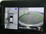 アラウンドモニターが運転席にいながら、クルマの前後左右の状況を映し出します。