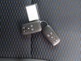 電子キーをポケットやカバンに入れているだけで、ドアの開錠・施錠が行えます。荷物を抱えていてもラクラク開閉です。エンジン始動も行えます。