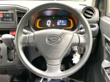 インテリアに合わせたデザインのステアリングは、運転される方のことも考え、運転しやすい形状、大きさです。是非一度、実際に触ってお確かめください。