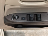 電動格納式リモコンドアミラーと、パワーウィンドウスイッチ等は運転席ドアにあります。