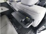 フロントシートの背面には便利なトレーを装備しています。車内での食事やドリンクを置くだけでなく、ノートPCやタブレットを使用するときにも活躍します。長時間のドライブや休憩時にも快適さを提供します。