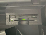【電動リアサンシェード】高級車の後席に搭載されるサンシェードは電動格納致します。