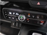 【オートエアコン】温度を設定すれば自動で快適な車内温度を保ちます。エアコン内部の高性能脱臭フィルターで車内のアレルゲンや花粉を除去。