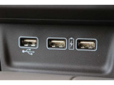 電子制御パーキングブレーキ。ブレーキホールドをONにすれば、ブレーキペダルから足を離しても、停車状態が続きます。アクセルを踏めばブレーキが自動で解除され、発進が可能。信号待ちの間などに便利な機能です。