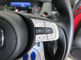ハンドル右側はクルーズコントロールのスイッチを装備しています。運転中の操作も安心して行えます。