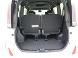 リヤシートは左右分割で倒せるので、荷物の量や乗車人数に合わせたアレンジが可能です。