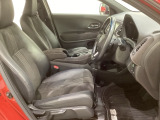 広い足元にゆったり座れるシートには肘掛けも装備しており長距離の運転でも疲れにくくなってます。女性でも運転がしやすいように、シートの高さ調整機能(シートリフター)がついています。