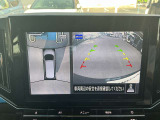 【アラウンドビューモニター】周囲を見渡せる映像で、スムースな駐車をサポートします