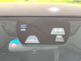 【スマートブレーキサポート】走行中に前方の車両等を認識し、衝突しそうな時は警報とブレーキで衝突回避と被害軽減をアシスト。より安全にドライブをお楽しみいただけます。