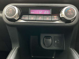 車内の温度管理がワンタッチで簡単に出来るのがオートエアコンです。これでいつでも快適ドライブが出来ますね!前席シートヒーター付き