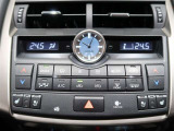 左右独立温度コントロールフルオートエアコンです。運転席、助手席それぞれで独立して温度設定ができます。冷え性の方が乗っても安心ですね♪